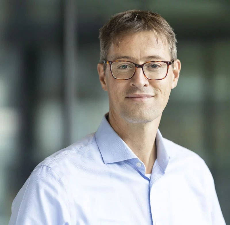 Ein Handwerker steht im Raum und bereitet die nächsten Arbeitsschritte vor. Die Umgebung ist unscharf im Hintergrund.