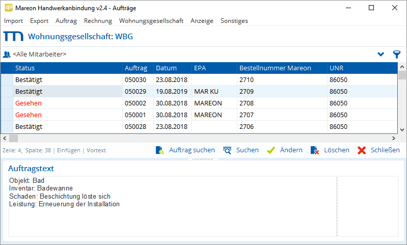 Ein Handwerker erteilt Aufträge am Computer. Er liest, was im Bad repariert werden muss und prüft Status und Termine der Einsätze.