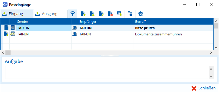 Ein Handwerker überprüft in der Software zwei neue Aufgaben von TAIFUN: etwas prüfen und Dokumente zusammenführen.