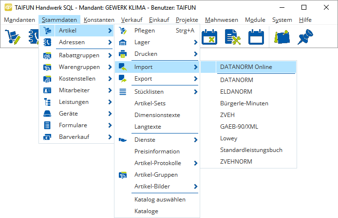 Eine Handwerkerin klickt im TAIFUN-Programm auf Artikel, um Daten per DATANORM Online zu importieren oder zu exportieren.