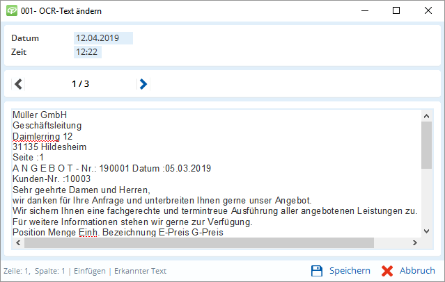 Eine Person liest am Bildschirm aus einem Brief übertragene Infos: Absender, Datum, Uhrzeit und das Angebot für einen Kunden.