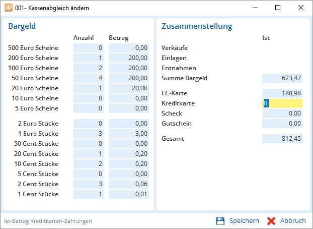 Jemand gleicht mithilfe einer Software Kassenstand und Zahlungsarten wie Bargeld, EC- und Kreditkarte übersichtlich ab.