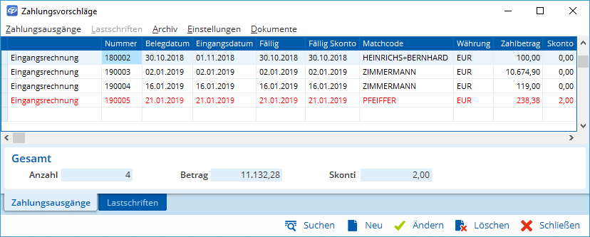 Jemand plant den nächsten Zahltag: Am Bildschirm sortiert eine Handwerkerin offene Rechnungen nach Lieferant, Betrag und Fälligkeit.