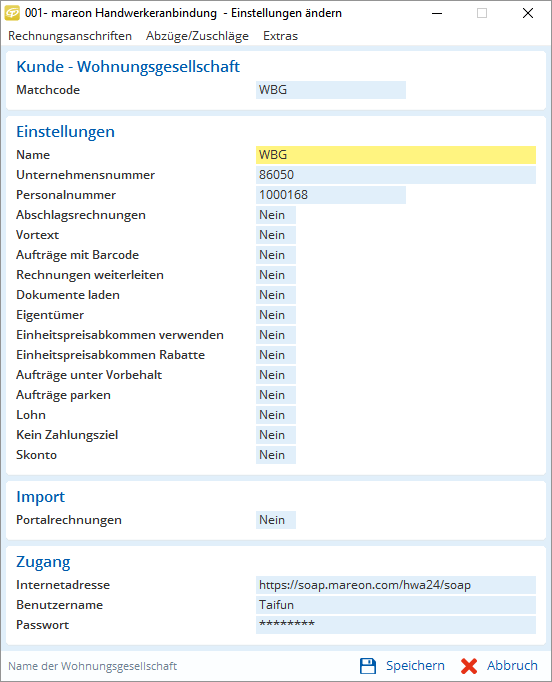 Jemand richtet am Computer eine Software ein, prüft Kundendaten, stellt Optionen ein und verbindet den Webdienst.