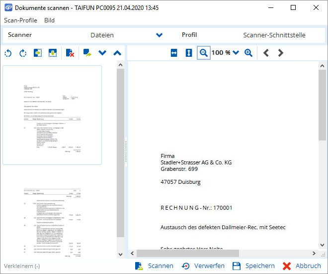 Jemand scannt eine Rechnung am PC ein, damit alle Posten der Stadeler-Strasser AG & Co. KG digital vorliegen.