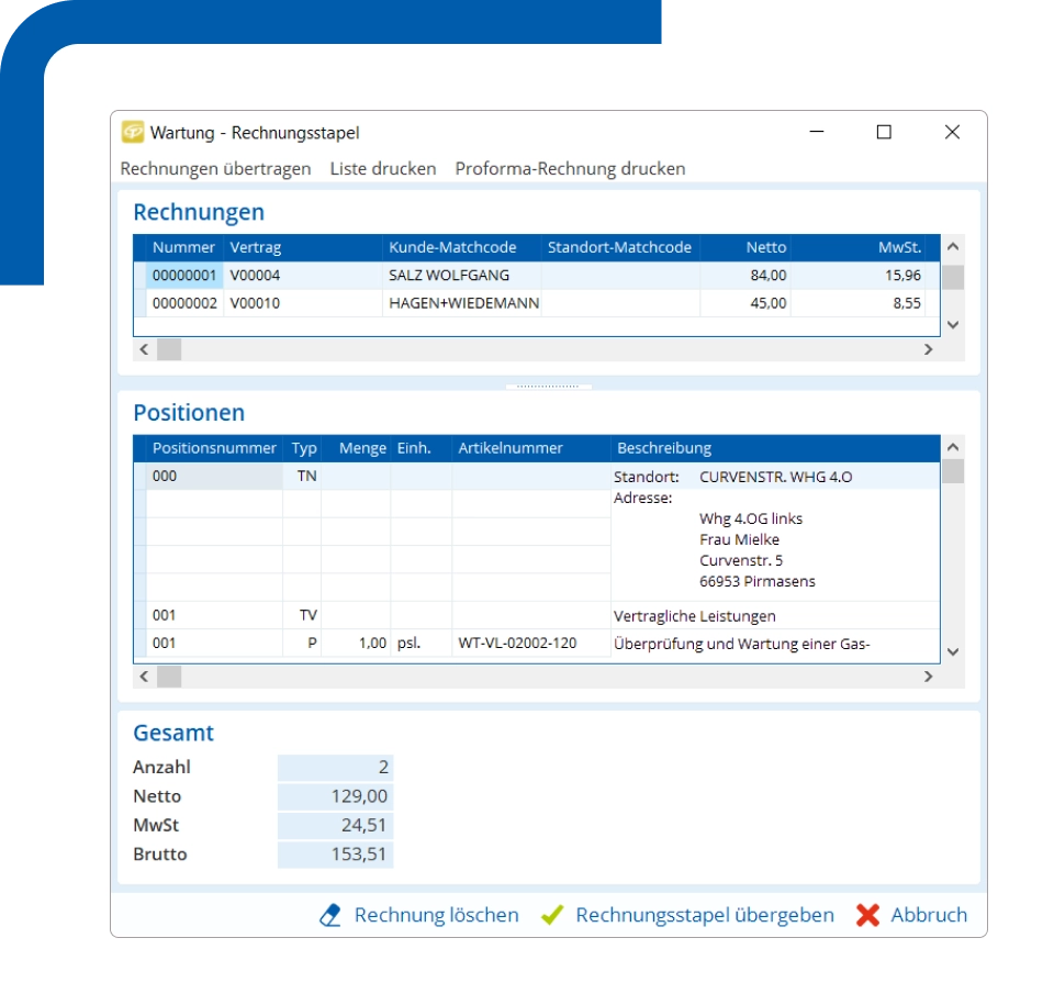 Jemand bearbeitet mit einer Rechnungssoftware die Posten und Beträge, bereit zum Löschen oder Weiterleiten der Rechnung.